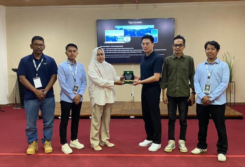 Tim PT Bio Inti Agrindo bersama tim fasilitator Klikhijau dalam rangkaian Organic Insight Field Trip di Makassar. (Foto: Ist)