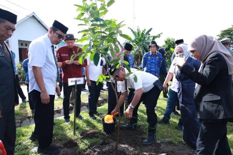 Bupati Andi Utta Ajak Kades Jadi Teladan Gemar Menanam di Momentum Harkitnas (Foto: ist)
