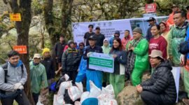 Aksi 'Gila' Ratusan Relawan Sulap Pos 8 Bawakaraeng Jadi Lebih ASRI. (Foto: Ist)
