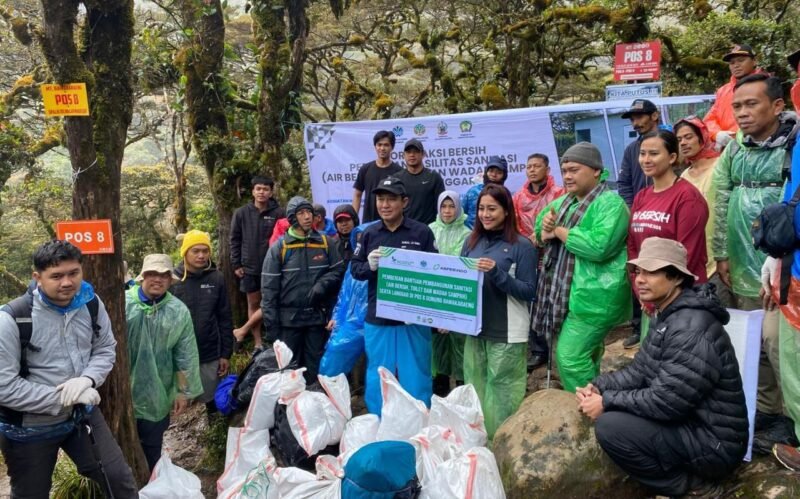 Aksi 'Gila' Ratusan Relawan Sulap Pos 8 Bawakaraeng Jadi Lebih ASRI. (Foto: Ist)