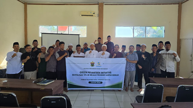 Revitalisasi TPS 3R, Tim Pengabdian Unhas Luncurkan Green Pesantren Initiative di Darul Istiqamah Maros - Foto: Ist.
