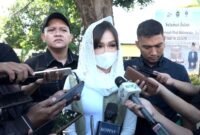 Keterangan Gambar : Widya Sulfia Anggraini (36) melaporkan Travel Jannah Firdaus ke Kantor Wilayah Kementerian Haji dan Umrah (Kemenhaj) Sulawesi Selatan. (Foto : Mawan)