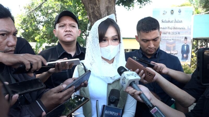 Keterangan Gambar : Widya Sulfia Anggraini (36) melaporkan Travel Jannah Firdaus ke Kantor Wilayah Kementerian Haji dan Umrah (Kemenhaj) Sulawesi Selatan. (Foto : Mawan)