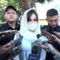 Keterangan Gambar : Widya Sulfia Anggraini (36) melaporkan Travel Jannah Firdaus ke Kantor Wilayah Kementerian Haji dan Umrah (Kemenhaj) Sulawesi Selatan. (Foto : Mawan)
