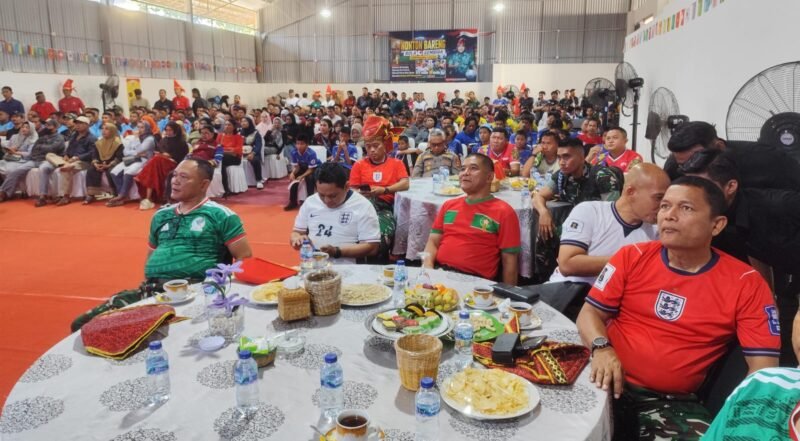 Keterangan Gambar : Pangdam XIV/Hasanuddin menggelar nonton bareng (nobar) Piala Dunia 2026 di Gedung Koperasi Merah Putih, Kelurahan Mangasa, Kecamatan Tamalate, Makassar, Senin (6/7/2026). Foto : Mawan