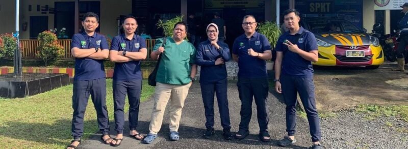 Foto : dr. Denny Mathius bersama Tim Biddokkes Polda Sulsel. (dok. Istimewa)