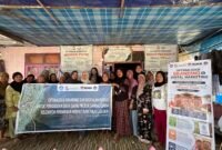 Tim Pengabdian Masyarakat Universitas Negeri Makassar (UNM) foto bersama anggota Kelompok Perempuan Merpati Putih seusai kegiatan sosialisasi program pendampingan branding dan digital marketing produk Sambal Gurita di Pulau Langkai, Jumat (5/6/2026). (Foto: Dok. Temukata.com/Tim Pengabdian UNM)