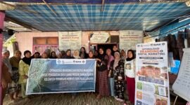 Tim Pengabdian Masyarakat Universitas Negeri Makassar (UNM) foto bersama anggota Kelompok Perempuan Merpati Putih seusai kegiatan sosialisasi program pendampingan branding dan digital marketing produk Sambal Gurita di Pulau Langkai, Jumat (5/6/2026). (Foto: Dok. Temukata.com/Tim Pengabdian UNM)