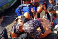 Tim SAR gabungan menemukan Akmal Saputra (21), korban yang dilaporkan jatuh dari kapal jenis jolloro di perairan Pasi Mabborong, Kabupaten Sinjai, Sulawesi Selatan. Foto : dok. Basarnas Makassar