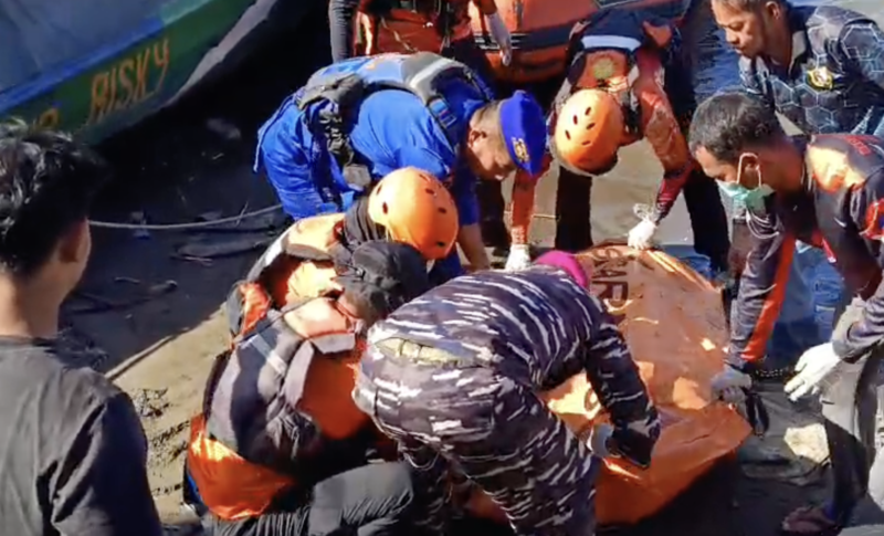 Tim SAR gabungan menemukan Akmal Saputra (21), korban yang dilaporkan jatuh dari kapal jenis jolloro di perairan Pasi Mabborong, Kabupaten Sinjai, Sulawesi Selatan. Foto : dok. Basarnas Makassar