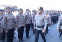 Kapolda Sulsel Irjen. Pol. Djuhandhani Rahardjo Puro mengecek pasukan saat apel persiapan pasukan di Flyover Makassar. Foto : Mawan/temukata.com