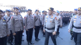 Kapolda Sulsel Irjen. Pol. Djuhandhani Rahardjo Puro mengecek pasukan saat apel persiapan pasukan di Flyover Makassar. Foto : Mawan/temukata.com