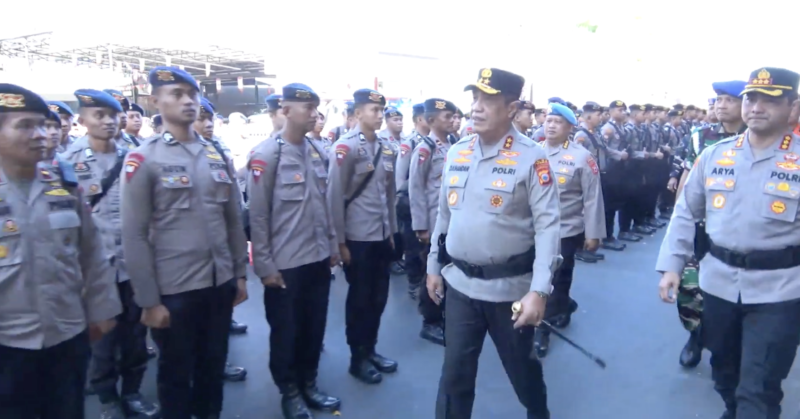 Kapolda Sulsel Irjen. Pol. Djuhandhani Rahardjo Puro mengecek pasukan saat apel persiapan pasukan di Flyover Makassar. Foto : Mawan/temukata.com