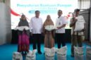 Wakil Ketua Komisi VI DPR RI Nurdin Halid dan Direktur Pemasaran Perum BULOG Rahmanto Amin Jatmiko, memberikan bantuan pangan beras di Kota Makassar. Foto : Dokemen Bulog