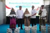 Wakil Ketua Komisi VI DPR RI Nurdin Halid dan Direktur Pemasaran Perum BULOG Rahmanto Amin Jatmiko, memberikan bantuan pangan beras di Kota Makassar. Foto : Dokemen Bulog