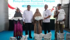 Wakil Ketua Komisi VI DPR RI Nurdin Halid dan Direktur Pemasaran Perum BULOG Rahmanto Amin Jatmiko, memberikan bantuan pangan beras di Kota Makassar. Foto : Dokemen Bulog