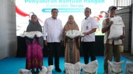 Wakil Ketua Komisi VI DPR RI Nurdin Halid dan Direktur Pemasaran Perum BULOG Rahmanto Amin Jatmiko, memberikan bantuan pangan beras di Kota Makassar. Foto : Dokemen Bulog