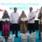 Wakil Ketua Komisi VI DPR RI Nurdin Halid dan Direktur Pemasaran Perum BULOG Rahmanto Amin Jatmiko, memberikan bantuan pangan beras di Kota Makassar. Foto : Dokemen Bulog