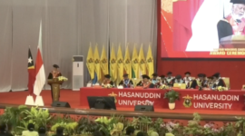 PM Timor Leste Kay Rala Xanana Gusmao mendapatkan gelar Honoris Causa dari Universitas Hasanuddin di Baruga Andi Pettarani, Sabtu (5/9). Foto : redaksi Temukata.com