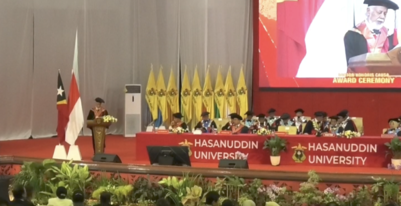 PM Timor Leste Kay Rala Xanana Gusmao mendapatkan gelar Honoris Causa dari Universitas Hasanuddin di Baruga Andi Pettarani, Sabtu (5/9). Foto : redaksi Temukata.com