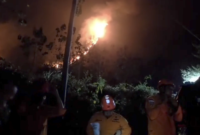Tim rescue Basarnas Makassar, melakukan evakuasi terhadap 68 Pendaki Sempat Terjebak Kebakaran Gunung Bulu Saukang Maros, Minggu (6/9/2026)