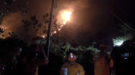 Tim rescue Basarnas Makassar, melakukan evakuasi terhadap 68 Pendaki Sempat Terjebak Kebakaran Gunung Bulu Saukang Maros, Minggu (6/9/2026)