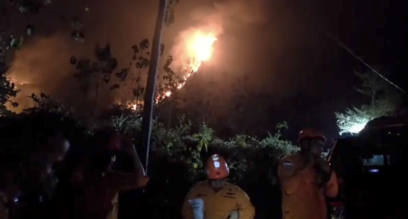 Tim rescue Basarnas Makassar, melakukan evakuasi terhadap 68 Pendaki Sempat Terjebak Kebakaran Gunung Bulu Saukang Maros, Minggu (6/9/2026)