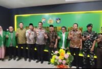 Kepala Lembaga Pendidikan dan Pelatihan (Kalemdiklat) Polri Komjen Pol Chryshnanda Dwilaksana bersama Kapolda Sulsel Irjen Pol Djuhandhani Rahardjo Puro dan Wakil Rektor II UMI Makassar Prof Zakir Sabara berfoto berama setelah persmian Pusat Studi Kepolisian di UMI Makasasar. Foto : Mawan