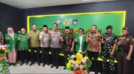 Kepala Lembaga Pendidikan dan Pelatihan (Kalemdiklat) Polri Komjen Pol Chryshnanda Dwilaksana bersama Kapolda Sulsel Irjen Pol Djuhandhani Rahardjo Puro dan Wakil Rektor II UMI Makassar Prof Zakir Sabara berfoto berama setelah persmian Pusat Studi Kepolisian di UMI Makasasar. Foto : Mawan