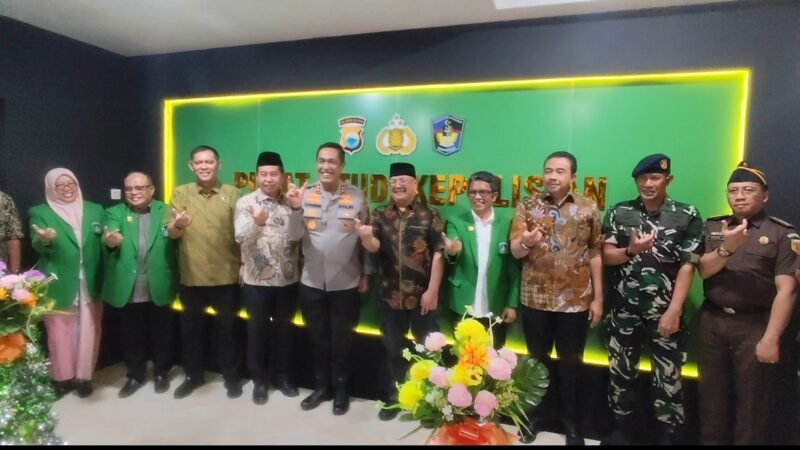 Kepala Lembaga Pendidikan dan Pelatihan (Kalemdiklat) Polri Komjen Pol Chryshnanda Dwilaksana bersama Kapolda Sulsel Irjen Pol Djuhandhani Rahardjo Puro dan Wakil Rektor II UMI Makassar Prof Zakir Sabara berfoto berama setelah persmian Pusat Studi Kepolisian di UMI Makasasar. Foto : Mawan
