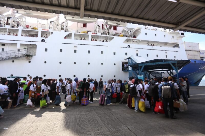 Aktivitas penumpang di Pelabuhan Makassar. Foto : Doc. Pelindo Regional 4