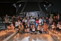 Ikatan Jurnalis Televisi Indonesia (IJTI) Pengda Sulselbar menggelar doa bersama dan menyalakan lilin untuk lima jurnalis yang hilang saat meliput erupsi Gunung Anak Krakatau di Museum Balla Lompoa, Gowa. Foto : Doc. IJTI Pengda Sulselbar
