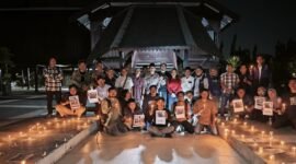 Ikatan Jurnalis Televisi Indonesia (IJTI) Pengda Sulselbar menggelar doa bersama dan menyalakan lilin untuk lima jurnalis yang hilang saat meliput erupsi Gunung Anak Krakatau di Museum Balla Lompoa, Gowa. Foto : Doc. IJTI Pengda Sulselbar