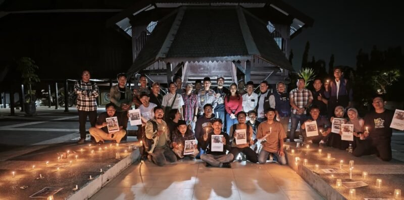Ikatan Jurnalis Televisi Indonesia (IJTI) Pengda Sulselbar menggelar doa bersama dan menyalakan lilin untuk lima jurnalis yang hilang saat meliput erupsi Gunung Anak Krakatau di Museum Balla Lompoa, Gowa. Foto : Doc. IJTI Pengda Sulselbar