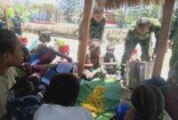Satgas Pamtas RI-PNG Mobile Yonif 725/Woroagi menggelar makan bersama masyarakat di wilayah penugasan Papua Pegunungan. Kegiatan tersebut digelar dalam rangka memperingati Hari Ulang Tahun (HUT) ke-81 Tentara Nasional Indonesia (TNI). Foto : Doc. Satgas Pamtas RI-PNG Mobile Yonif 725/Woroagi 