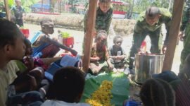 Satgas Pamtas RI-PNG Mobile Yonif 725/Woroagi menggelar makan bersama masyarakat di wilayah penugasan Papua Pegunungan. Kegiatan tersebut digelar dalam rangka memperingati Hari Ulang Tahun (HUT) ke-81 Tentara Nasional Indonesia (TNI). Foto : Doc. Satgas Pamtas RI-PNG Mobile Yonif 725/Woroagi 