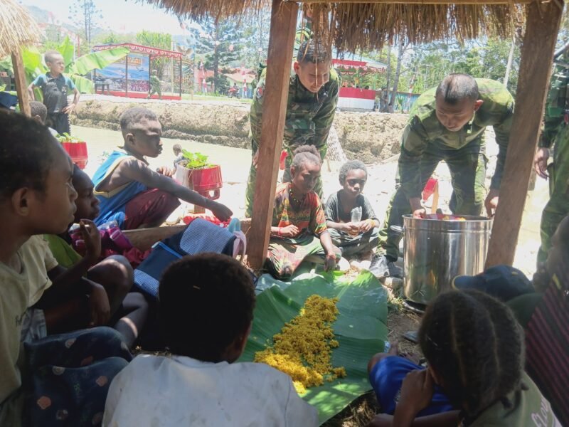 Satgas Pamtas RI-PNG Mobile Yonif 725/Woroagi menggelar makan bersama masyarakat di wilayah penugasan Papua Pegunungan. Kegiatan tersebut digelar dalam rangka memperingati Hari Ulang Tahun (HUT) ke-81 Tentara Nasional Indonesia (TNI). Foto : Doc. Satgas Pamtas RI-PNG Mobile Yonif 725/Woroagi 