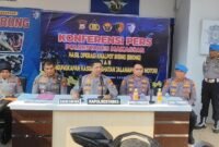 Kapolrestabes Makassar, Kombes POl Arya Perdana melakukan konferensi pers di Halaman Polrestabe Makassar, Kamis (8/10/2026). Foto : temukata.com