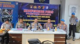 Kapolrestabes Makassar, Kombes POl Arya Perdana melakukan konferensi pers di Halaman Polrestabe Makassar, Kamis (8/10/2026). Foto : temukata.com