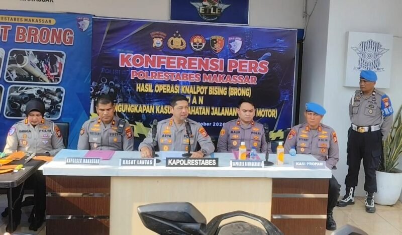Kapolrestabes Makassar, Kombes POl Arya Perdana melakukan konferensi pers di Halaman Polrestabe Makassar, Kamis (8/10/2026). Foto : temukata.com